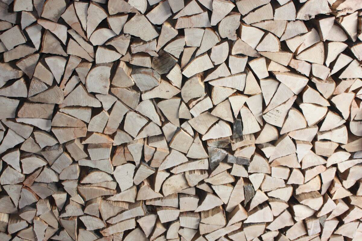 Stai la casă și folosești cumva încălzirea pe bază de lemne? Top 3 unelte care nu trebuie să îți lipsească