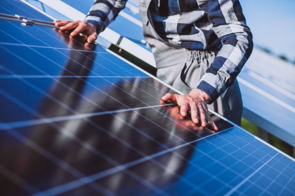 Montajul panourilor fotovoltaice: cum să alegi firma potrivită și ce pași trebuie să urmezi pentru o instalare corectă și sigură