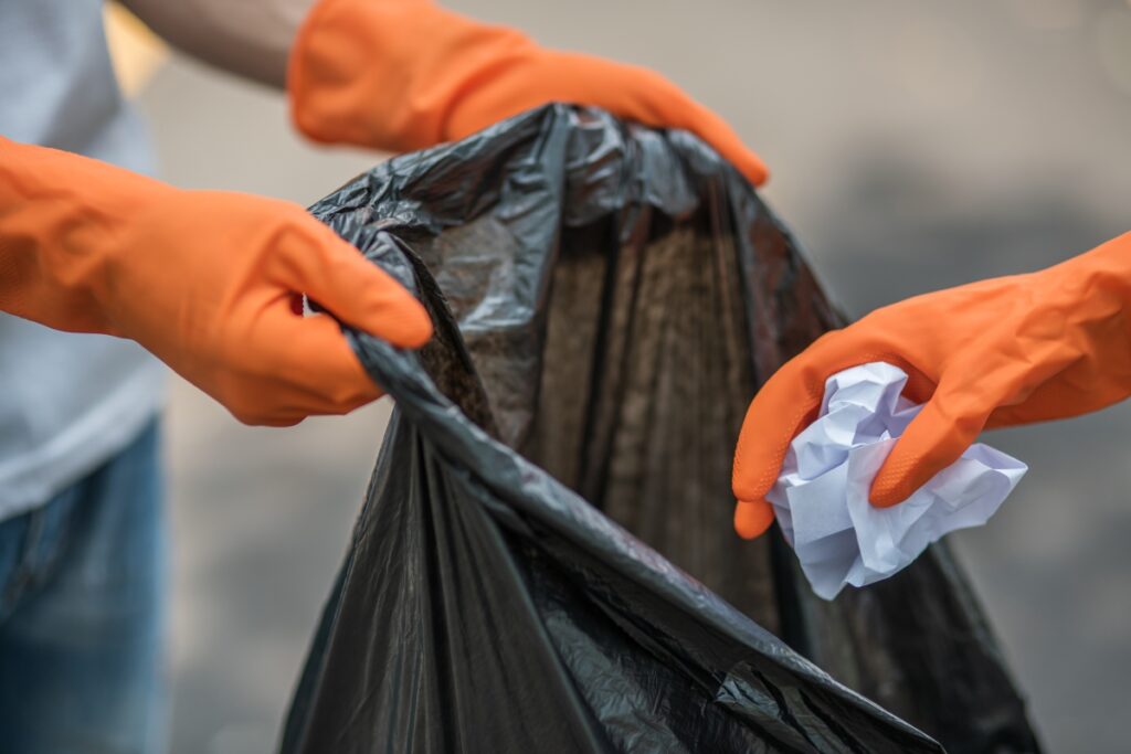 Cum să stocați gunoiul în saci de plastic în mod eficient și ecologic