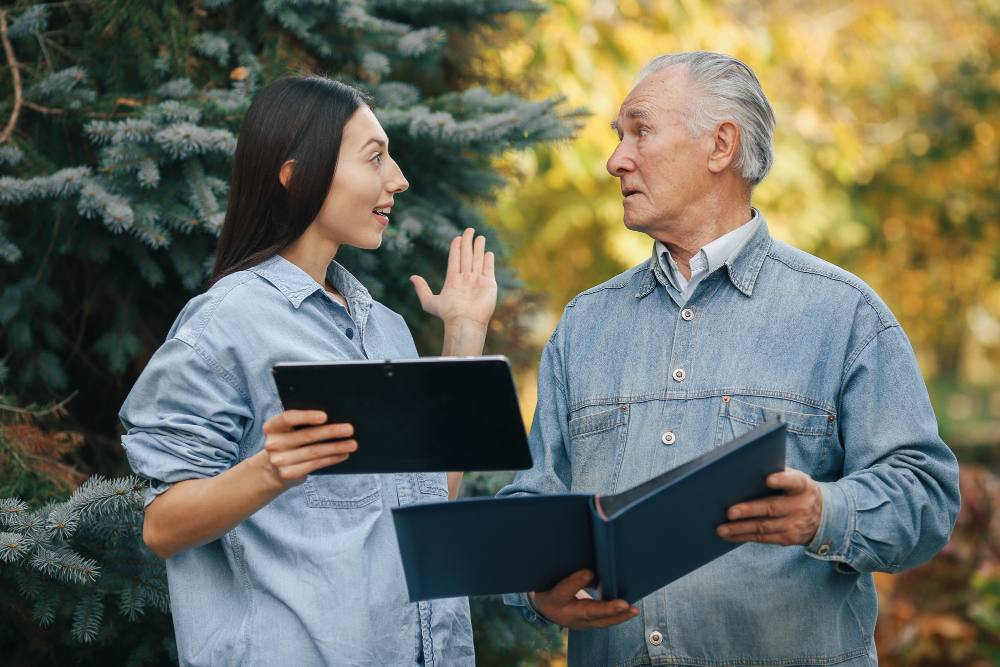 Există consilieri disponibili pentru a ajuta cu adaptarea emoțională într-un azil de bătrâni?