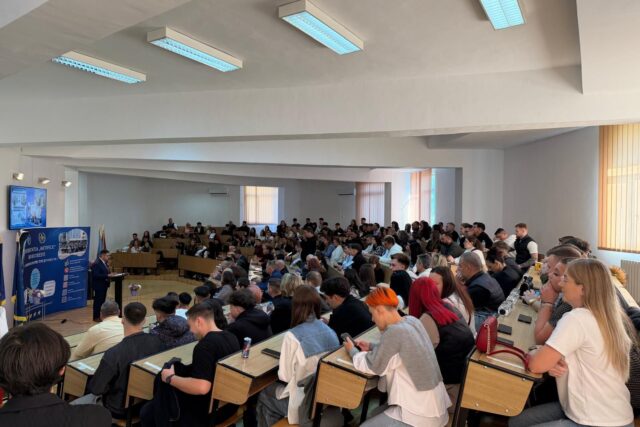 Aula Universității ARTIFEX din București, plină de studenți și invitați la festivitatea de deschidere a anului universitar 2026–2027